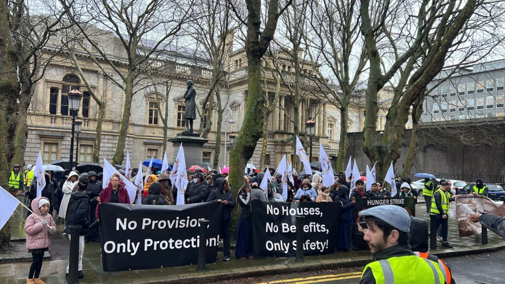 Asylum seekers protest outside Minister for Justice office in Dublin tt